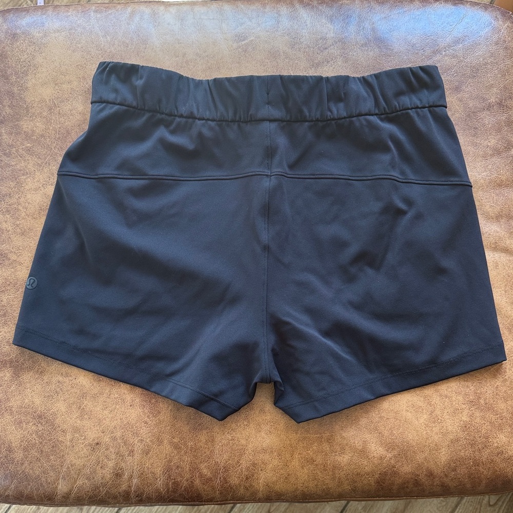 Lululemon On the Fly Mid Rise Short 2.5" Sz 8 Regular Black Neutral Swift 8023 - Picture 5 of 8